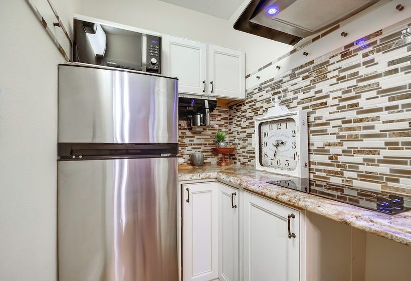 Dock, Boat Slip & View: Lakefront Tan Tar A Home!