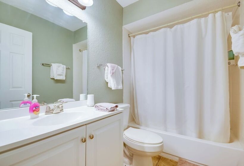 Dock, Boat Slip & View: Lakefront Tan Tar A Home!