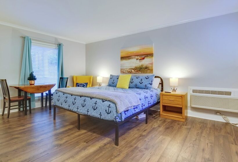 Dock, Boat Slip & View: Lakefront Tan Tar A Home!