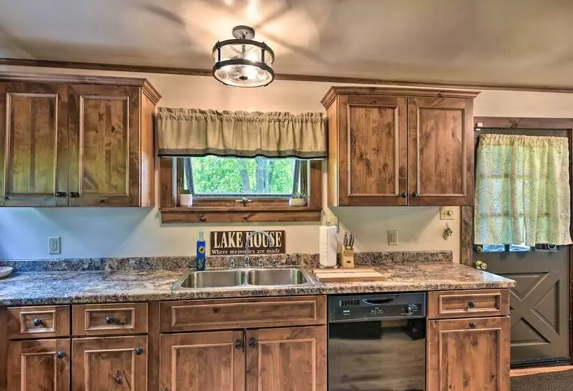 Cozy Lake Champlain Cottage W/ Beautiful View