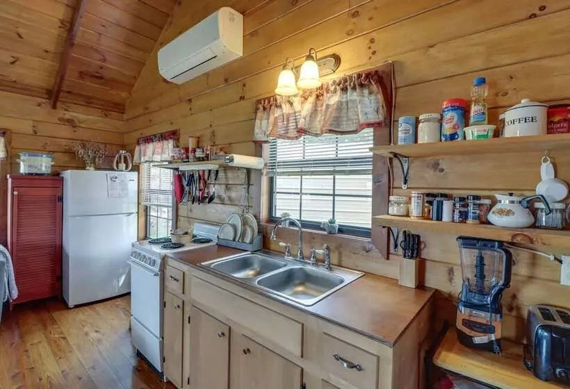 Cozy Pelsor Cabin W/ Mountain & Valley Views!