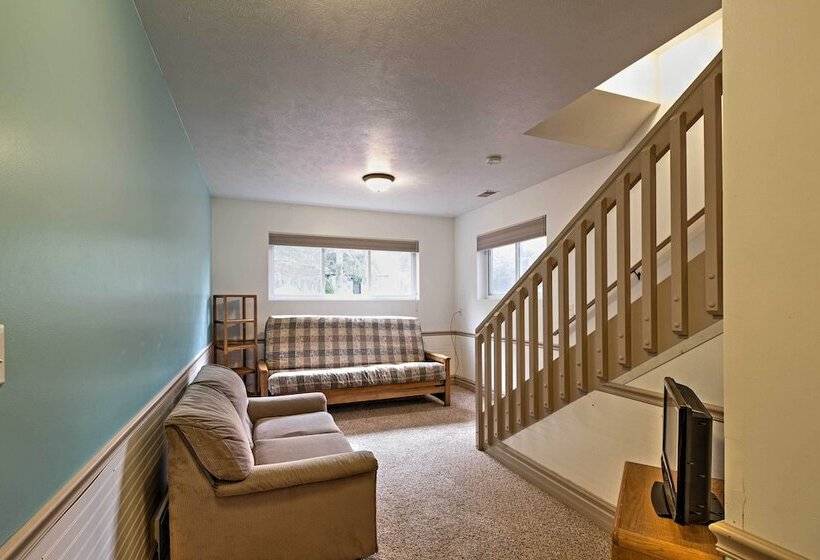 Cozy Union Pier House W/ Hot Tub, Deck & Backyard!