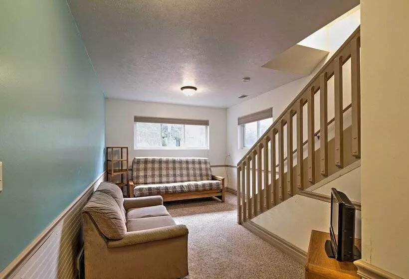 Cozy Union Pier House W/ Hot Tub, Deck & Backyard!