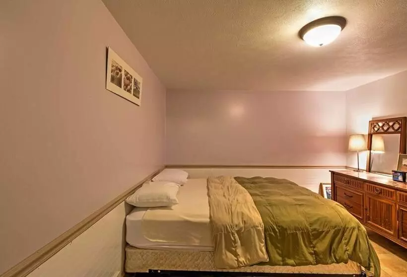 Cozy Union Pier House W/ Hot Tub, Deck & Backyard!