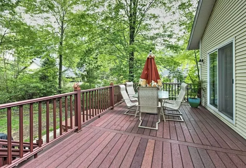 Cozy Union Pier House W/ Hot Tub, Deck & Backyard!