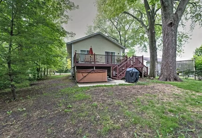 Cozy Union Pier House W/ Hot Tub, Deck & Backyard!