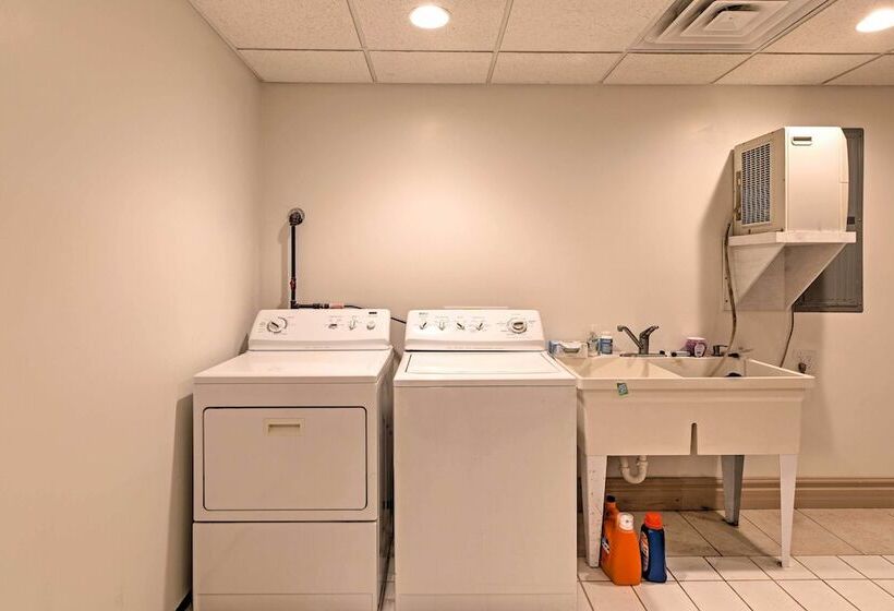 Cozy Union Pier House W/ Hot Tub, Deck & Backyard!