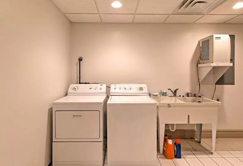 Cozy Union Pier House W/ Hot Tub, Deck & Backyard!