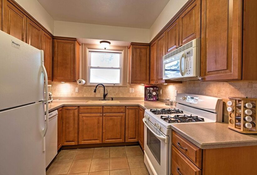 Cozy Union Pier House W/ Hot Tub, Deck & Backyard!