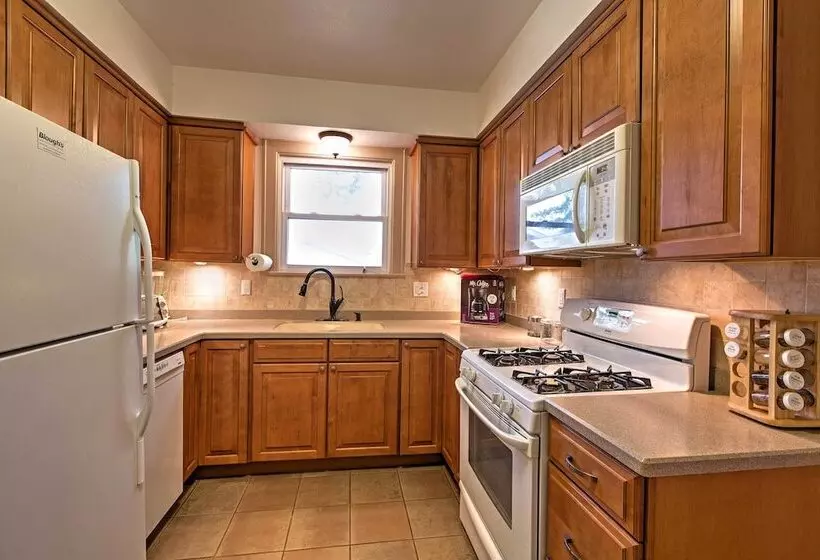 Cozy Union Pier House W/ Hot Tub, Deck & Backyard!