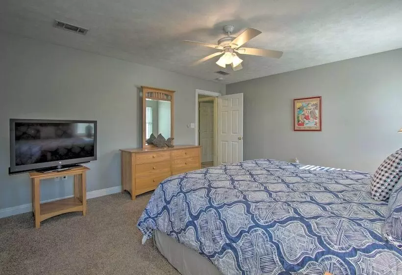 Family Friendly Home W/ Pool, Easy Walk To Beach!