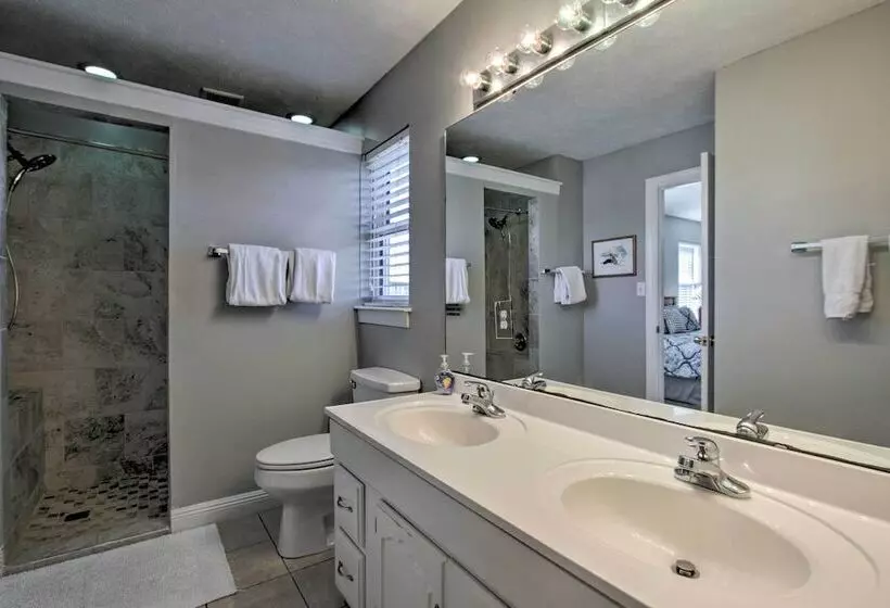 Family Friendly Home W/ Pool, Easy Walk To Beach!