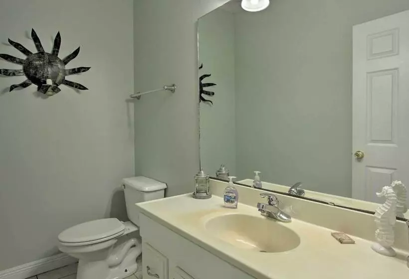 Family Friendly Home W/ Pool, Easy Walk To Beach!