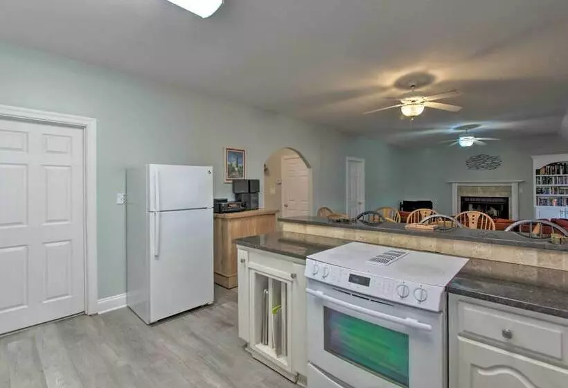 Family Friendly Home W/ Pool, Easy Walk To Beach!