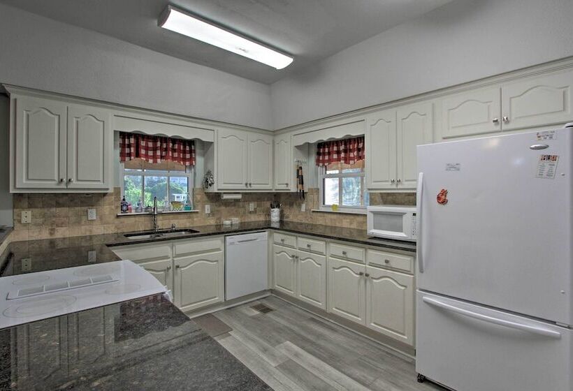 Family Friendly Home W/ Pool, Easy Walk To Beach!