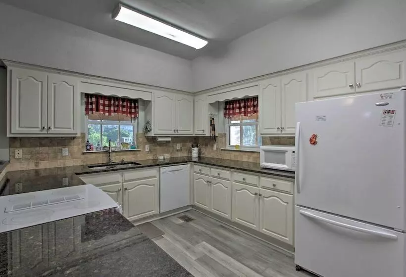 Family Friendly Home W/ Pool, Easy Walk To Beach!
