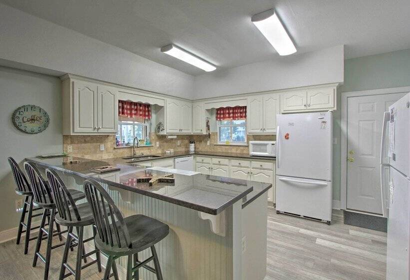 Family Friendly Home W/ Pool, Easy Walk To Beach!