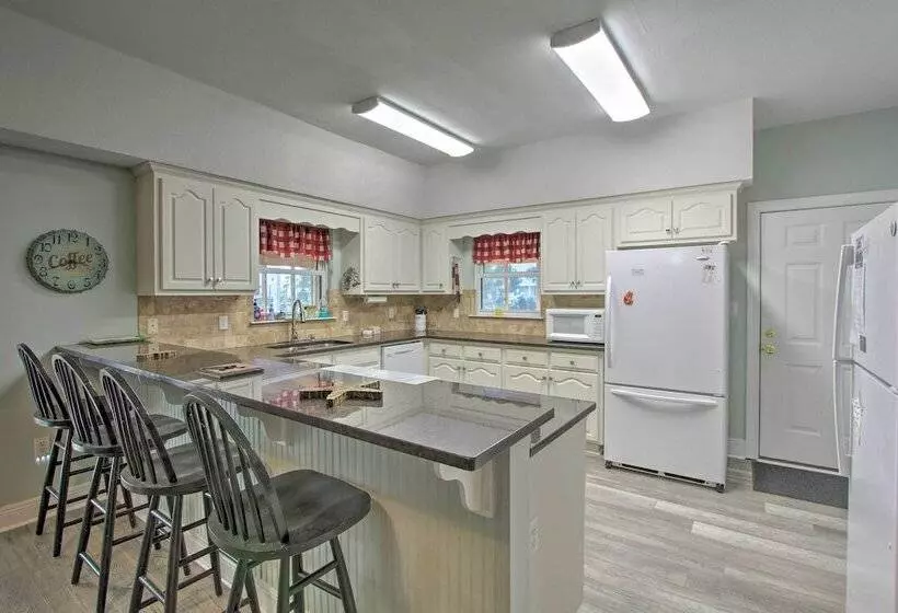 Family Friendly Home W/ Pool, Easy Walk To Beach!