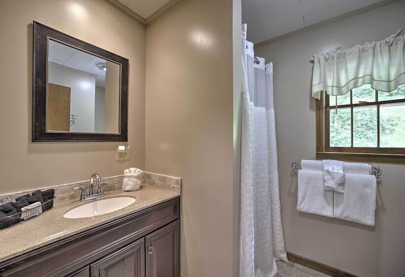 Gorgeous Home W/ Fireplace < 6 Mi To Downtown