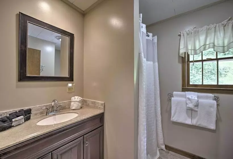 Gorgeous Home W/ Fireplace < 6 Mi To Downtown