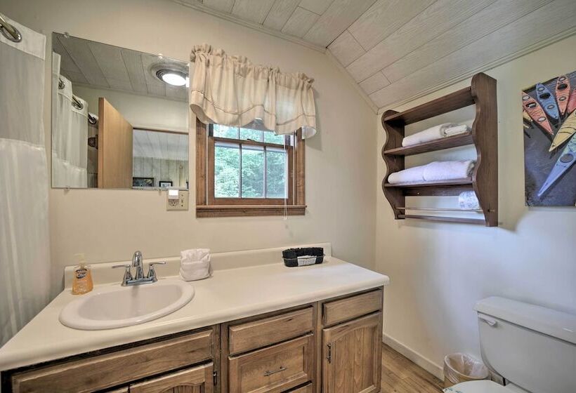 Gorgeous Home W/ Fireplace < 6 Mi To Downtown