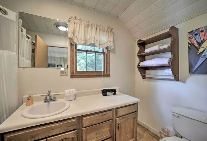 Gorgeous Home W/ Fireplace < 6 Mi To Downtown