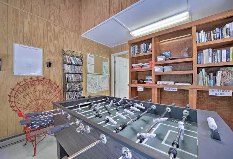 Gorgeous Home W/ Fireplace < 6 Mi To Downtown