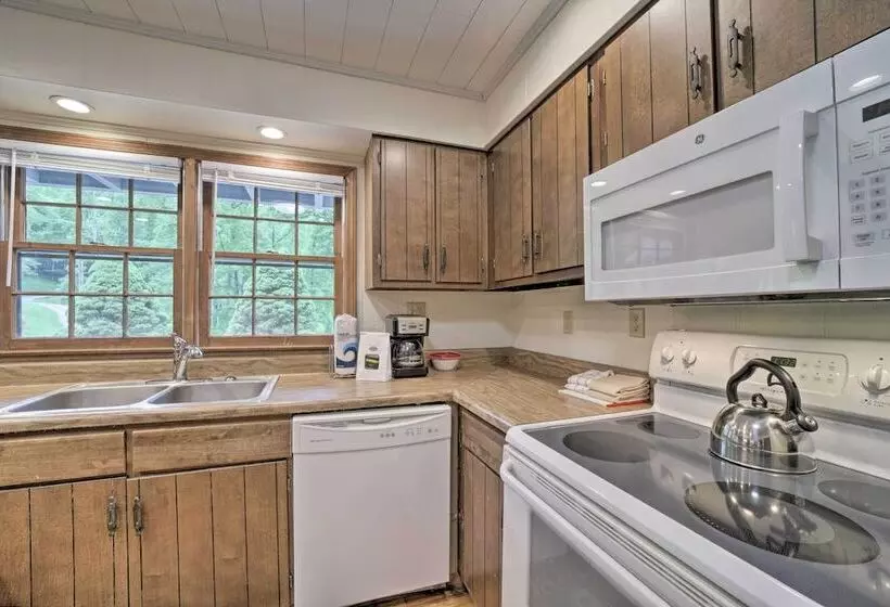 Gorgeous Home W/ Fireplace < 6 Mi To Downtown