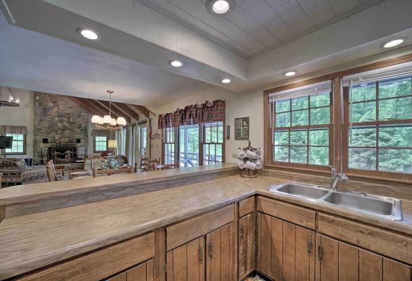 Gorgeous Home W/ Fireplace < 6 Mi To Downtown