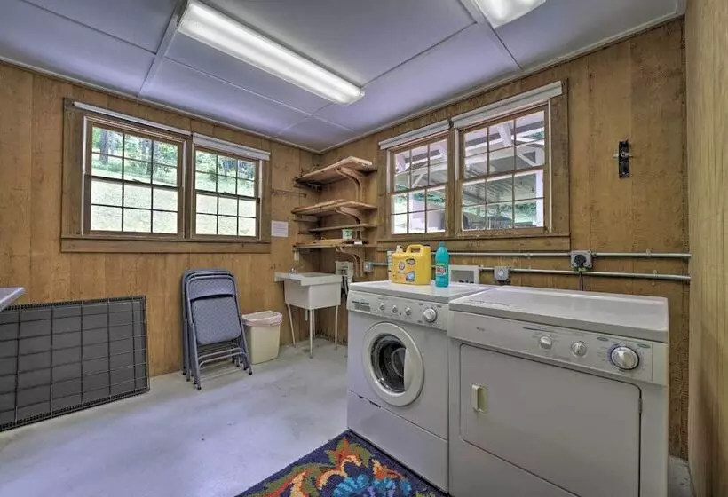 Gorgeous Home W/ Fireplace < 6 Mi To Downtown