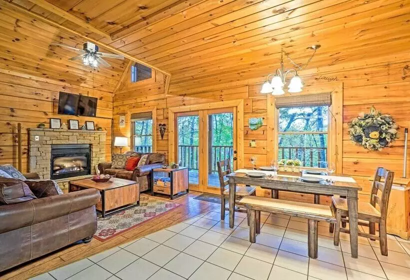 Grin N Bear It  Cabin W/ Hot Tub + Fire Pit!