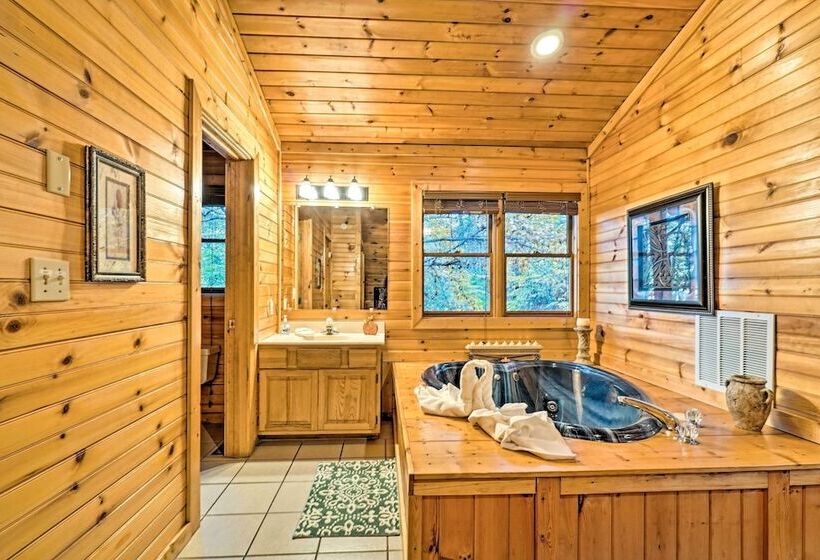 Grin N Bear It Cabin W/ Hot Tub + Fire Pit!