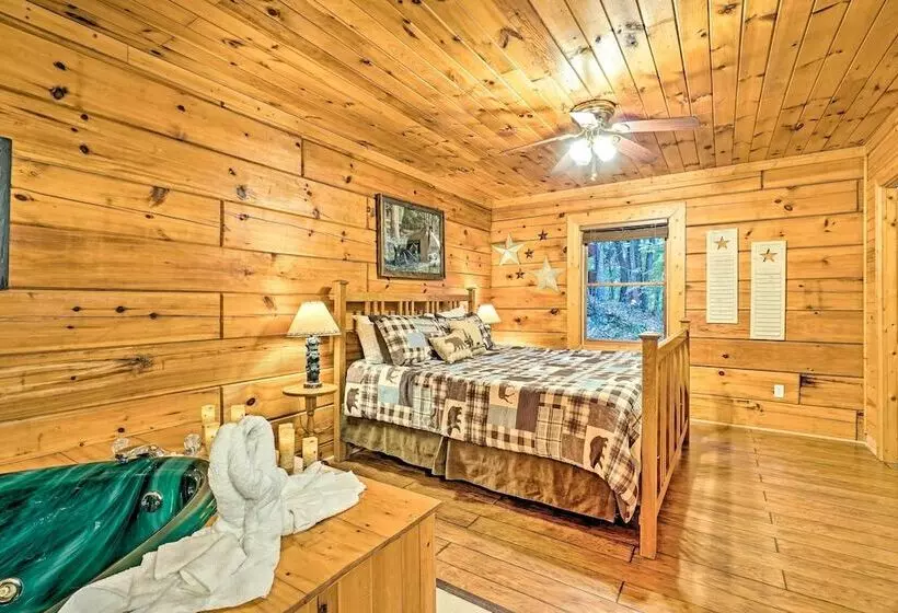 Grin N Bear It  Cabin W/ Hot Tub + Fire Pit!