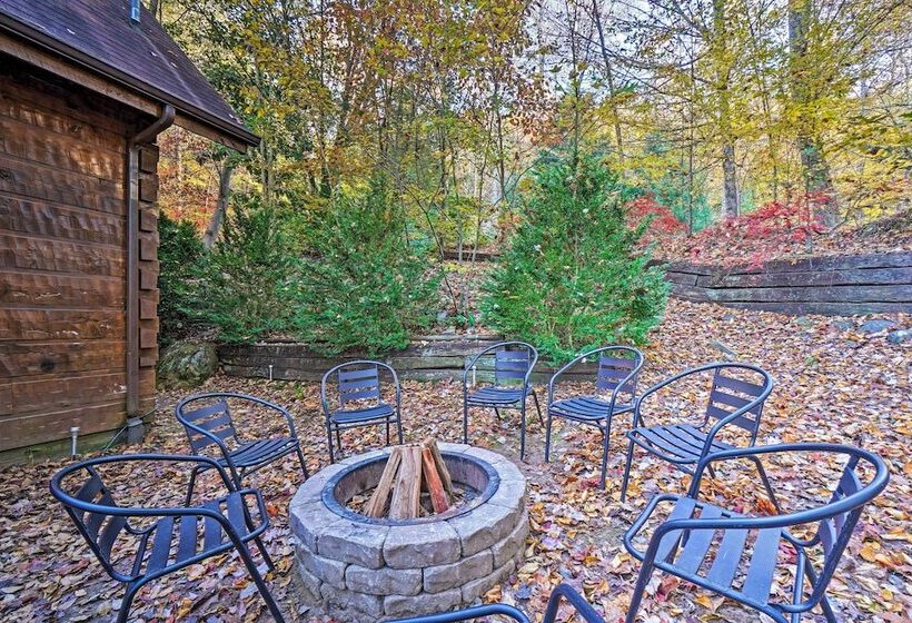 Grin N Bear It Cabin W/ Hot Tub + Fire Pit!