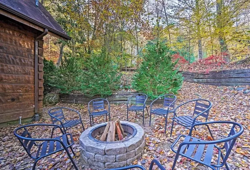 Grin N Bear It  Cabin W/ Hot Tub + Fire Pit!
