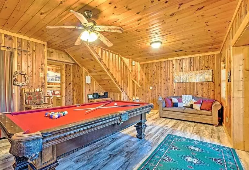 Grin N Bear It  Cabin W/ Hot Tub + Fire Pit!