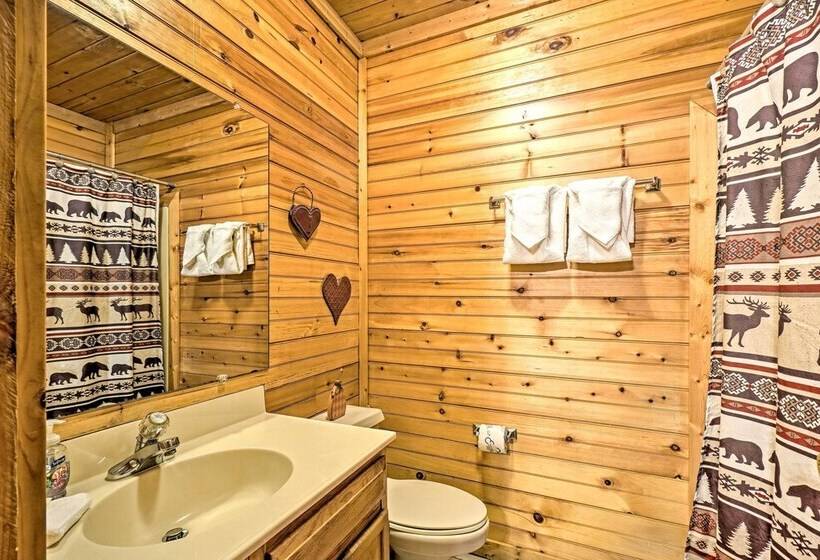 Grin N Bear It Cabin W/ Hot Tub + Fire Pit!