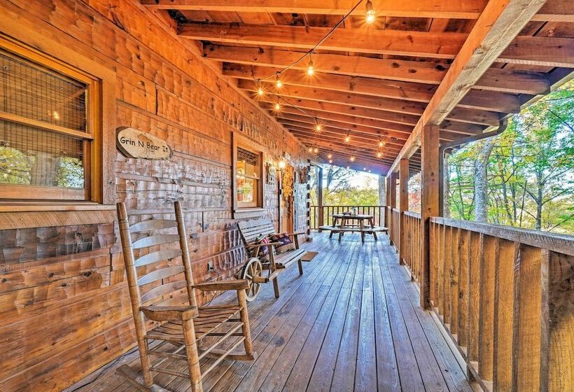 Grin N Bear It Cabin W/ Hot Tub + Fire Pit!