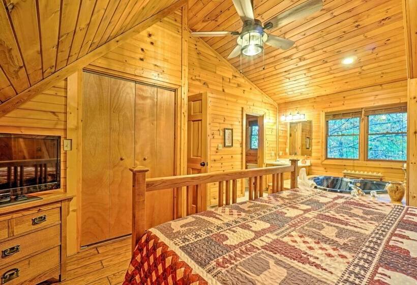 Grin N Bear It Cabin W/ Hot Tub + Fire Pit!