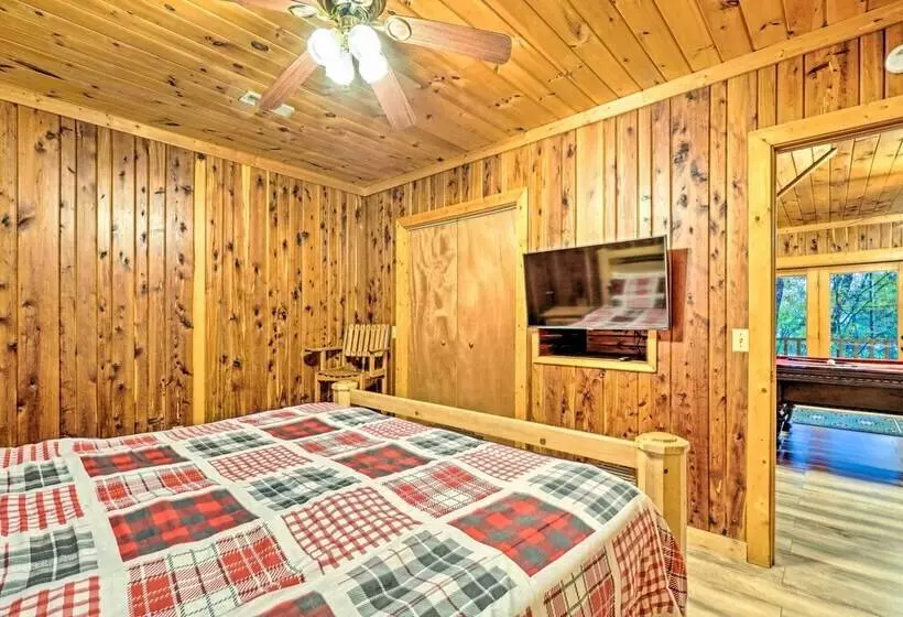 Grin N Bear It  Cabin W/ Hot Tub + Fire Pit!