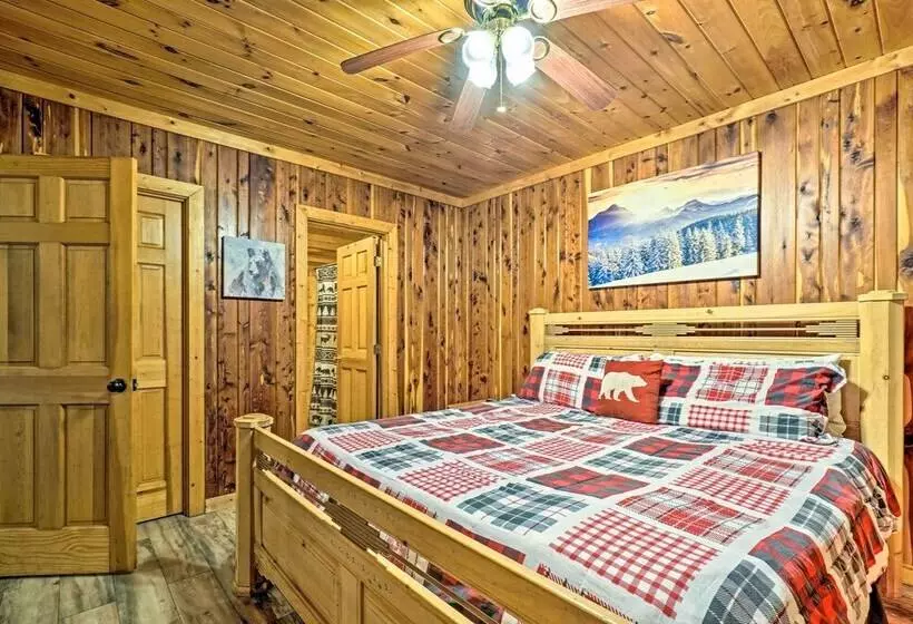Grin N Bear It  Cabin W/ Hot Tub + Fire Pit!