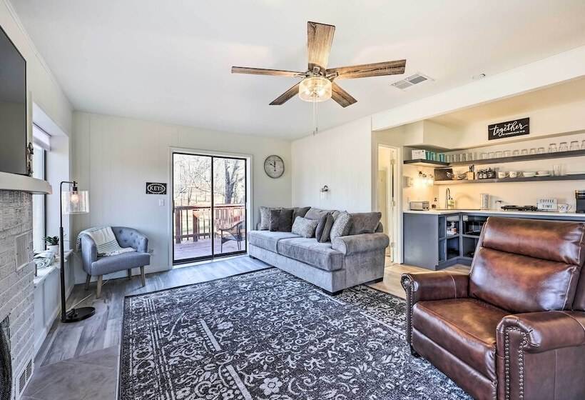 Lakefront Grove Getaway W/ Shared Boat Dock!