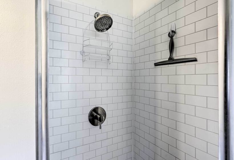 Lakefront Grove Getaway W/ Shared Boat Dock!