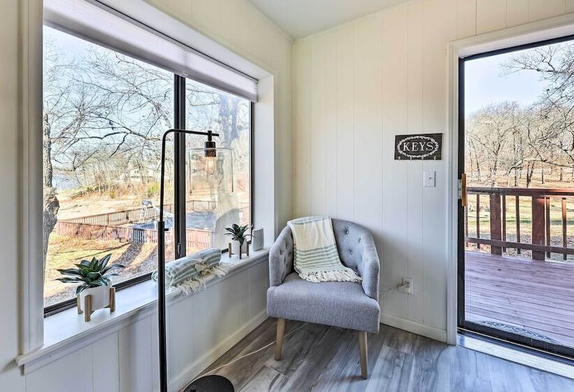 Lakefront Grove Getaway W/ Shared Boat Dock!