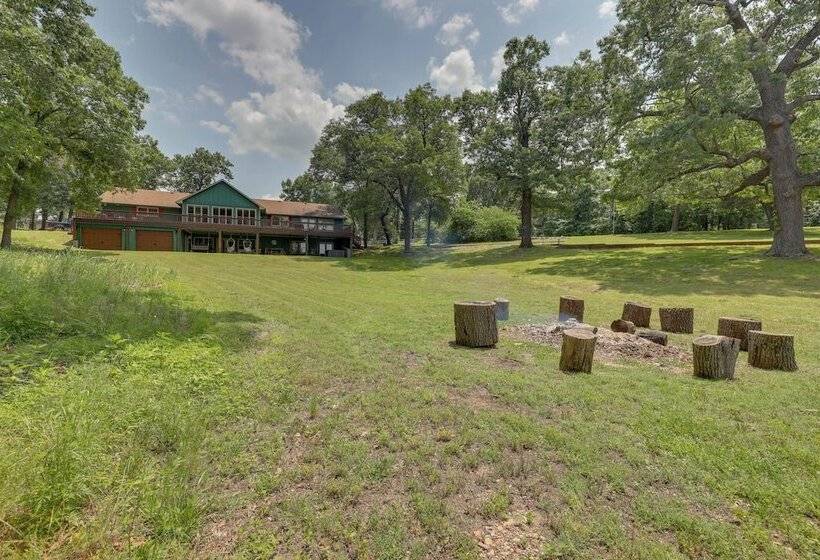 Lakefront Grove Getaway W/ Shared Boat Dock!