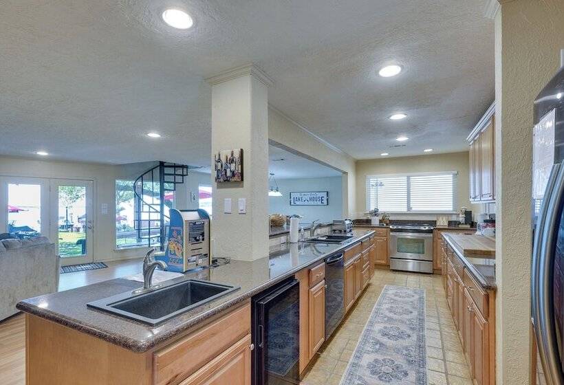 Lakefront Montgomery Home W/ Porch & Dock!