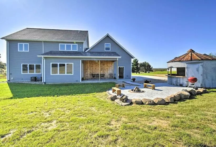 Lakefront Wisconsin Dells Home W/ Game Room