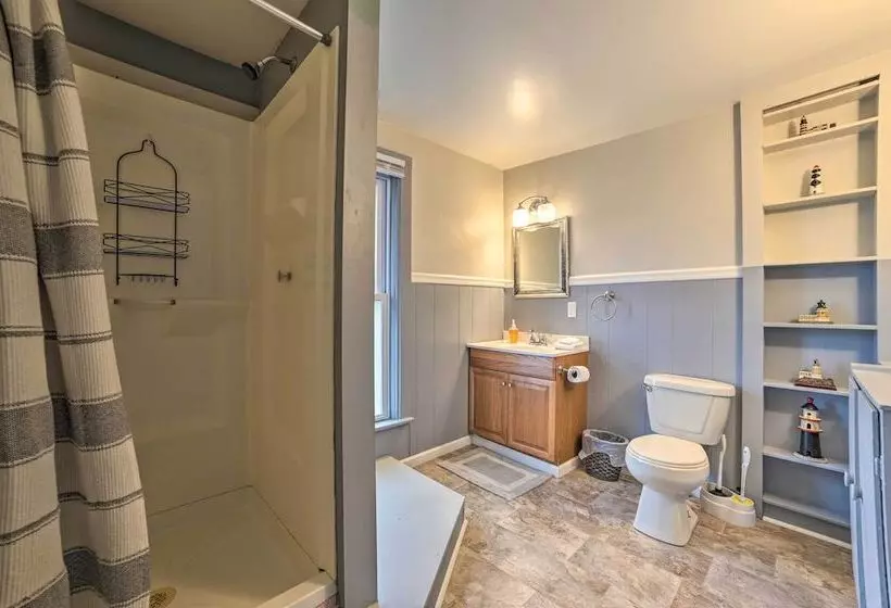 Manistee House W/ Deck: 1/2 Mi To Riverwalk!