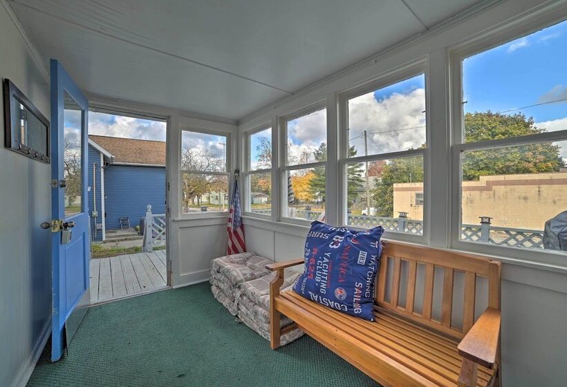 Manistee House W/ Deck: 1/2 Mi To Riverwalk!