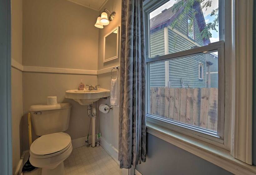 Manistee House W/ Deck: 1/2 Mi To Riverwalk!